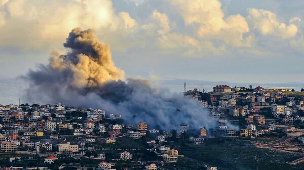 Ondas de fumaça saem do local de um ataque aéreo israelense na vila de Khiam - Sputnik Brasil