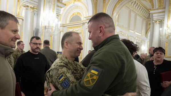 Valery Zaluzhny, então comandante em chefe das Forças Armadas da Ucrânia (de roupa verde), cumprimenta o então comandante das forças terrestres do país, Aleksandr Syrsky, em fevereiro de 2023 - Sputnik Brasil