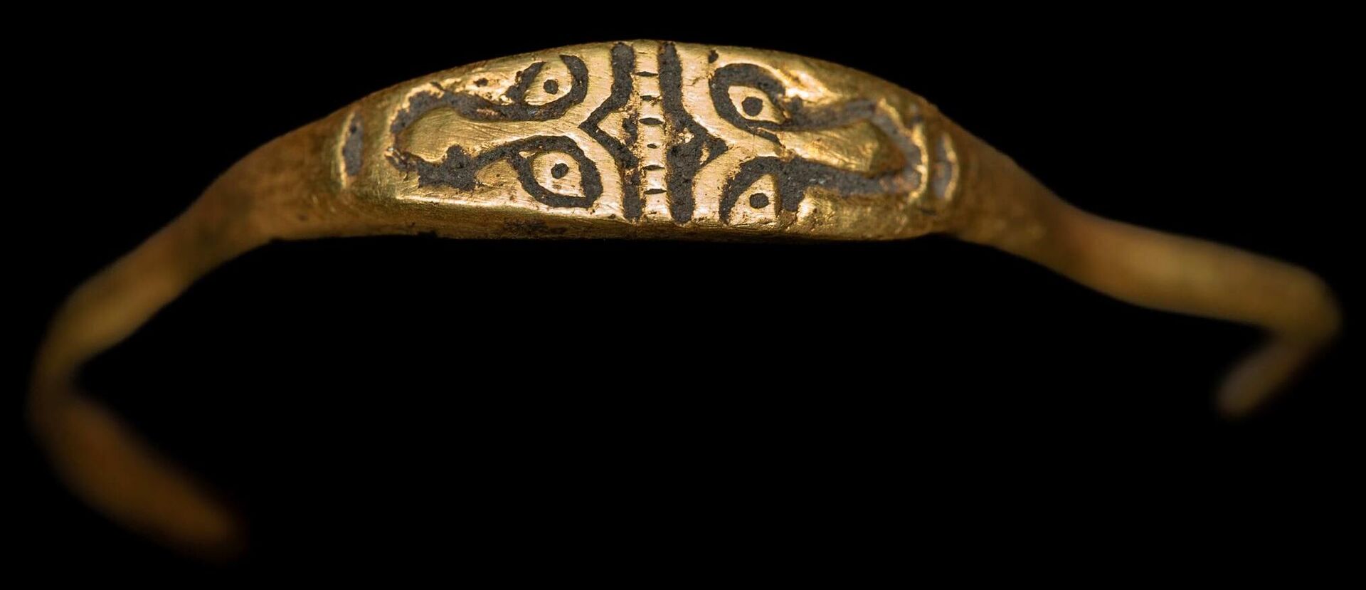 Anel de ouro medieval encontrado no castelo real de Wawel em Cracóvia, Polônia - Sputnik Brasil, 1920, 10.02.2024