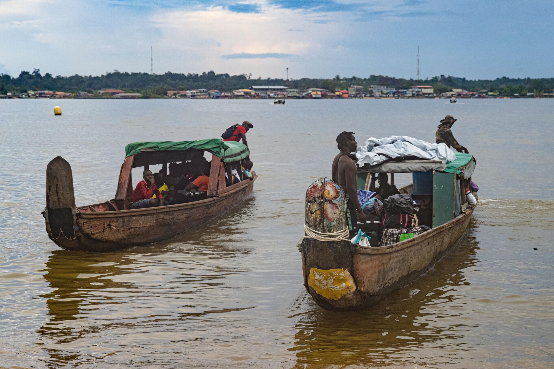 Barcos fluviais através do rio Maroni realizam a conexão entre a cidade de Albina no Suriname e o bairro Charbonniere de Saint-Laurent du Maroni, na Guiana Francesa, 13 de outubro de 2022.  - Sputnik Brasil, 1920, 10.02.2024