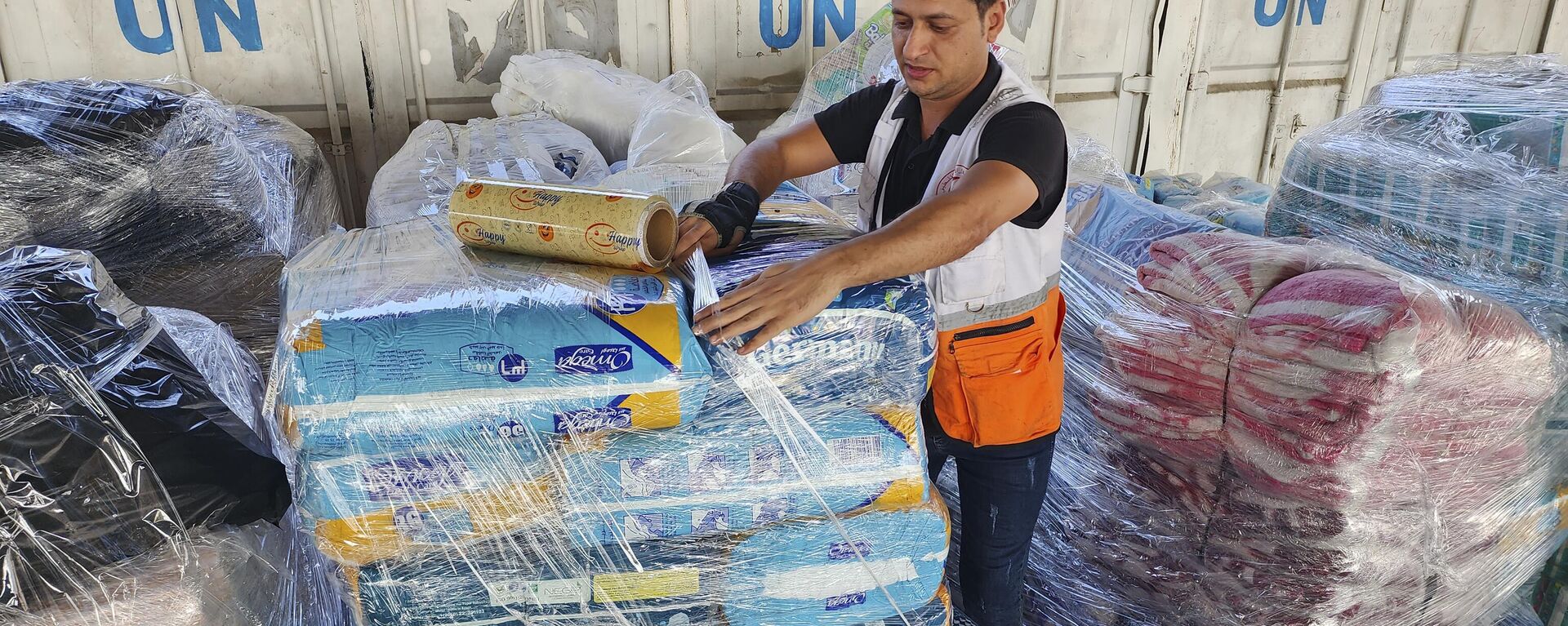 Trabalhadores das Nações Unidas e do Crescente Vermelho preparam a ajuda para distribuição aos palestinos no armazém da UNRWA em Deir Al-Balah, Faixa de Gaza, 23 de outubro de 2023 - Sputnik Brasil, 1920, 10.02.2024