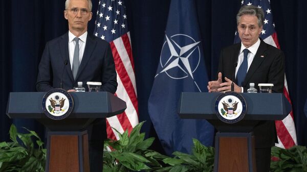 Jens Stoltenberg, secretário-geral da OTAN (à esquerda), e Antony Blinken, secretário de Estado dos EUA (à direita), falam durante coletiva de imprensa no Departamento de Estado, em Washington, EUA, 29 de janeiro de 2024 - Sputnik Brasil