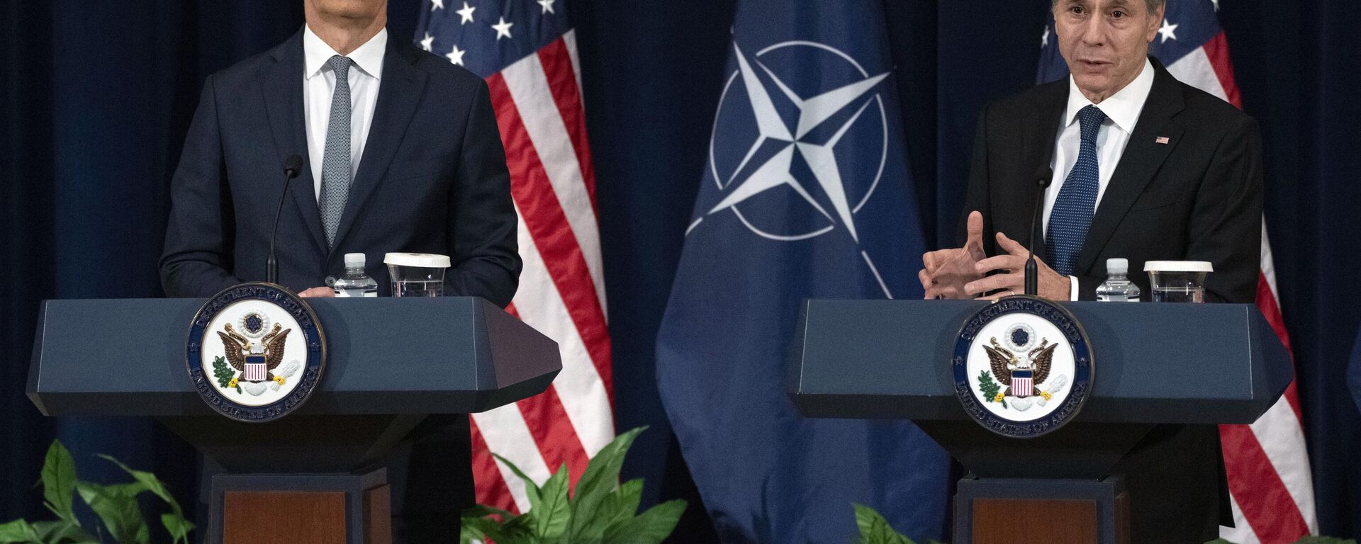 Jens Stoltenberg, secretário-geral da OTAN (à esquerda), e Antony Blinken, secretário de Estado dos EUA (à direita), falam durante coletiva de imprensa no Departamento de Estado, em Washington, EUA, 29 de janeiro de 2024 - Sputnik Brasil, 1920, 10.02.2024