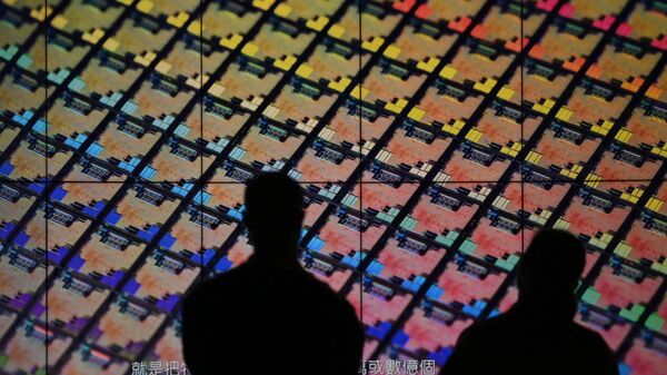 Visitantes assistem a um wafer exibido nas telas do Museu de Renovação da Taiwan Semiconductor Manufacturing Company (TSMC) no Parque Científico de Hsinchu, em Hsinchu, em 5 de julho de 2023 - Sputnik Brasil