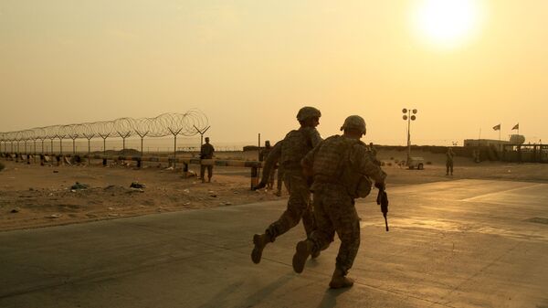 Militares estadounidenses correm para a fronteira do Iraque com o Kuwait em 18 de agosto de 2010 - Sputnik Brasil