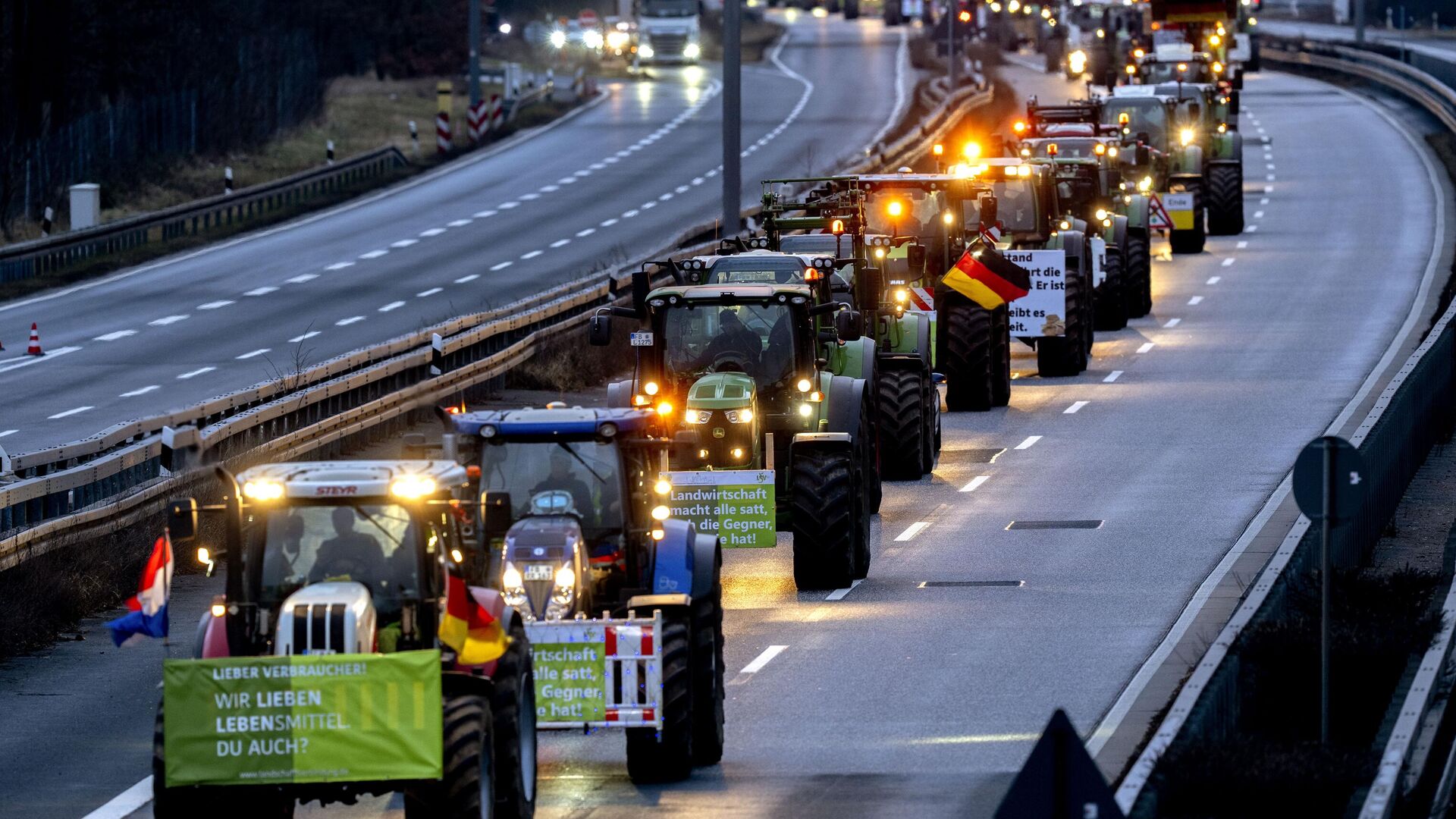 Agricultores conduzem seus tratores em uma rodovia no aeroporto de Frankfurt, Alemanha, 3 de fevereiro de 2024 - Sputnik Brasil, 1920, 10.02.2024
