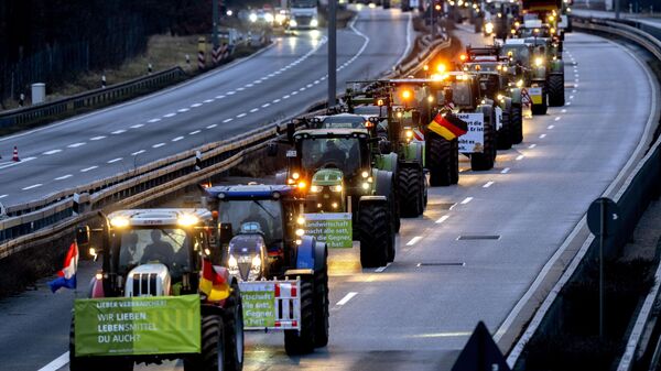 Agricultores conduzem seus tratores em uma rodovia no aeroporto de Frankfurt. Alemanha, 3 de fevereiro de 2024 - Sputnik Brasil
