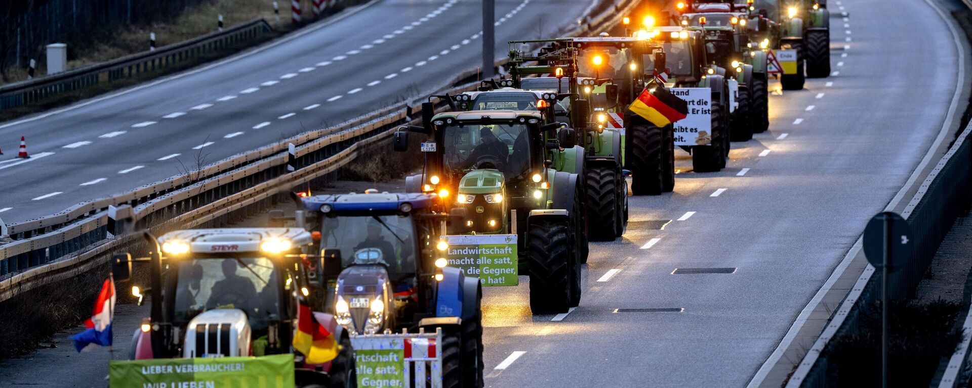 Agricultores conduzem seus tratores em uma rodovia no aeroporto de Frankfurt. Alemanha, 3 de fevereiro de 2024 - Sputnik Brasil, 1920, 21.02.2024