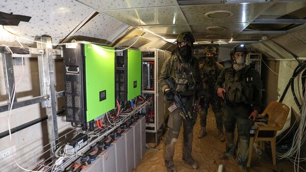 Militares israelenses em suposto túnel do grupo palestino Hamas na Faixa de Gaza, sob a sede da UNRWA. - Sputnik Brasil