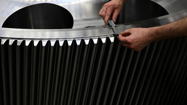 Funcionário verifica uma roda dentada em uma sala de montagem da empresa alemã de fabricação de engrenagens Renk em Augsburg, sul da Alemanha, em 8 de maio de 2023 - Sputnik Brasil