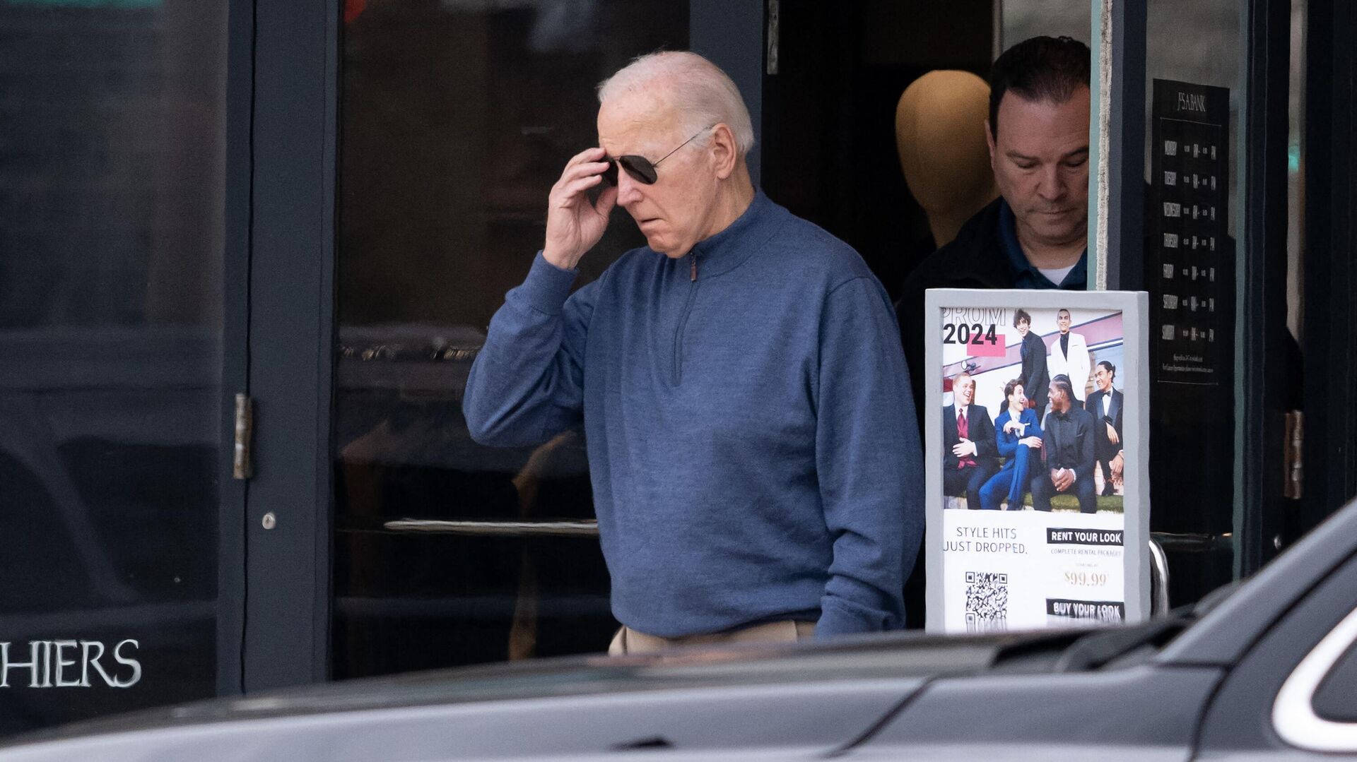 Joe Biden, presidente dos EUA, deixa loja de roupas Jos. A. Bank em Greenville. Delaware, EUA, 10 de fevereiro de 2024 - Sputnik Brasil, 1920, 11.02.2024