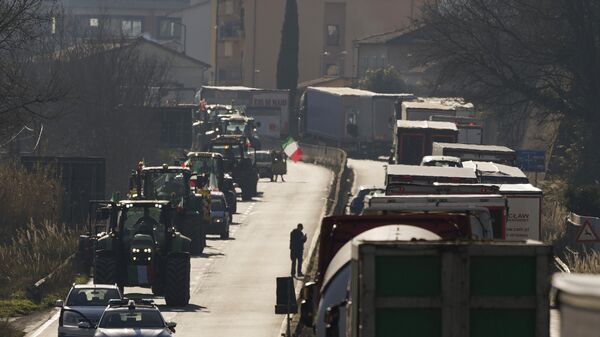 Agricultores correm com os seus tratores na estrada de alta velocidade em Orte, Itália, em 31 de janeiro de 2024 - Sputnik Brasil