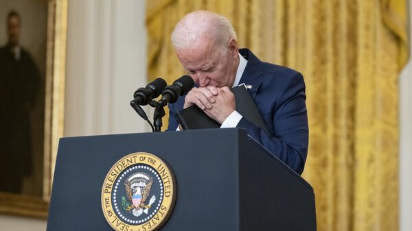 O presidente dos EUA, Joe Biden, ouve pergunta na Sala Leste da Casa Branca, em Washington D.C., em 26 de agosto de 2021 - Sputnik Brasil