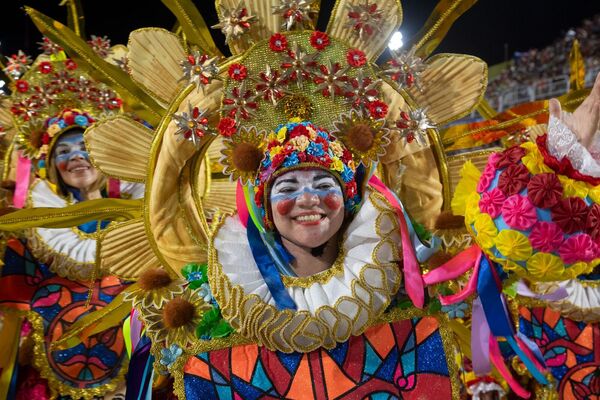 Desfile da escola de samba Unidos do Porto da Pedra abriu o Sambódromo da Marquês de Sapucaí em 2024, no Rio de Janeiro (RJ), em 11 de fevereiro - Sputnik Brasil