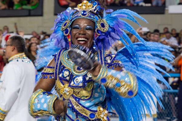 Desfilando, mulher toca tamborim durante o desfile da Beija-Flor de Nilópolis na Marquês de Sapucaí, no Rio de Janeiro, em 11 de fevereiro de 2024 - Sputnik Brasil