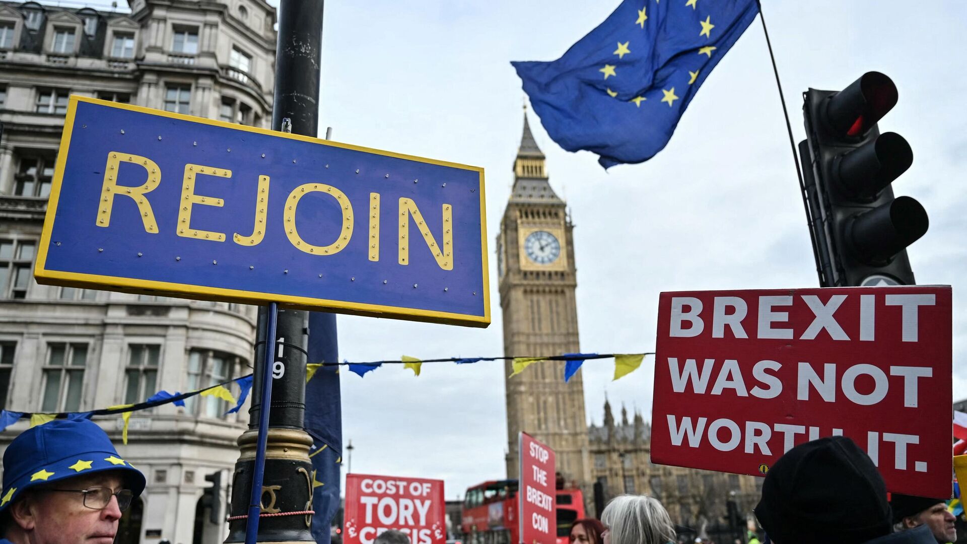 Apoiadores anti-Brexit se reúnem com cartazes pedindo pela reentrada na União Europeia em frente à Torre Elizabeth, comumente conhecida como Big Ben, no Palácio de Westminster, sede das Casas do Parlamento, no centro de Londres, em 31 de janeiro de 2024  - Sputnik Brasil, 1920, 13.02.2024