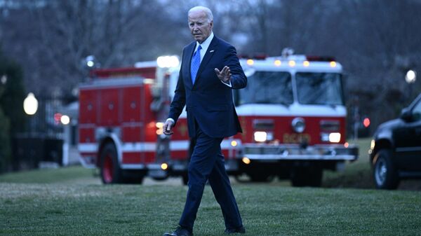 O presidente dos EUA, Joe Biden, caminha até o Marine One no gramado sul da Casa Branca em Washington, DC, em 9 de fevereiro de 2024 - Sputnik Brasil