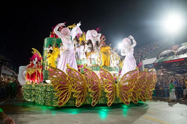 Carro alegórico da Mangueira no Carnaval carioca, Sapucaí, 12 de fevereiro de 2024 - Sputnik Brasil