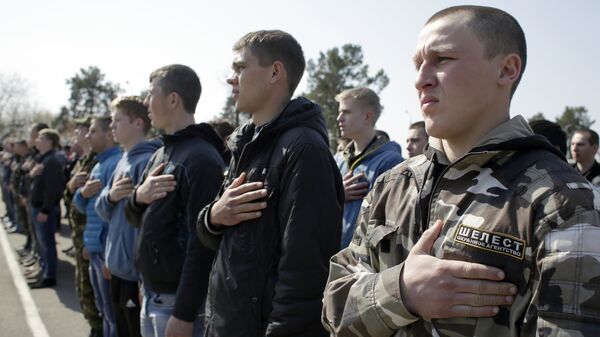 Recrutas do Exército ucraniano colocam as mãos sobre o peito enquanto o hino nacional é executado - Sputnik Brasil
