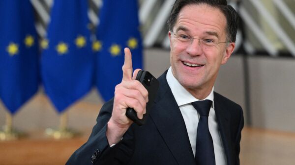 O primeiro-ministro dos Países Baixos, Mark Rutte, gesticula ao chegar para participar de uma reunião do Conselho Europeu na sede europeia em Bruxelas, em 1º de fevereiro de 2024 - Sputnik Brasil