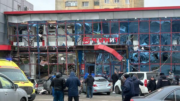 Rescaldo de ataque de foguetes da Ucrânia em loja na cidade de Belgorod, Rússia, 15 de fevereiro de 2024 - Sputnik Brasil