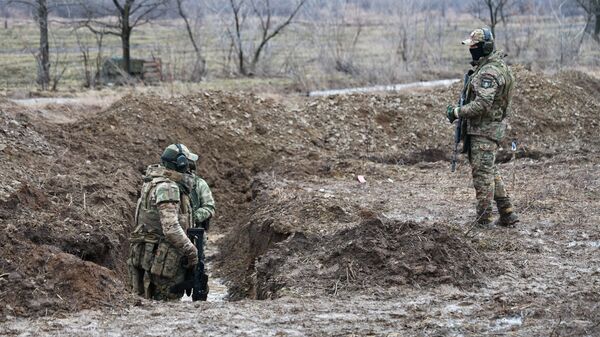 Militares da unidade voluntária Bars-13 realizam exercício de treinamento sobre a coesão de grupos de ataque em um campo de treinamento na República Popular de Donetsk, foto publicada em 5 de fevereiro de 2024 - Sputnik Brasil