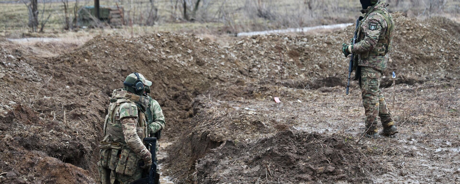 Militares da unidade voluntária Bars-13 realizam exercício de treinamento sobre a coesão de grupos de ataque em um campo de treinamento na República Popular de Donetsk, foto publicada em 5 de fevereiro de 2024 - Sputnik Brasil, 1920, 14.04.2024