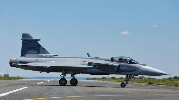 F-39 Gripen chegou ao Brasil e realizou seu primeiro voo no país em direção à Base Aérea de Anápolis, 15 de dezembro de 2023 - Sputnik Brasil