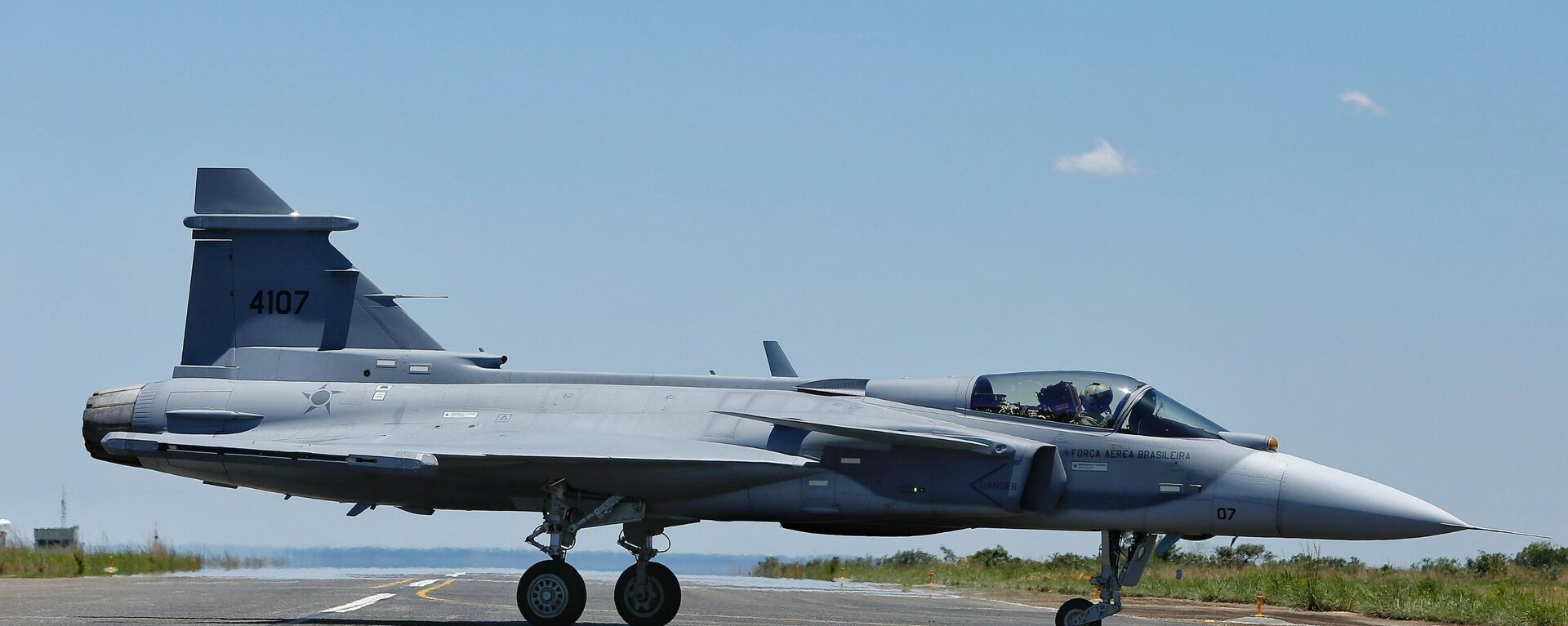 F-39 Gripen chegou ao Brasil e realizou seu primeiro voo no país em direção à Base Aérea de Anápolis, 15 de dezembro de 2023 - Sputnik Brasil, 1920, 15.02.2024