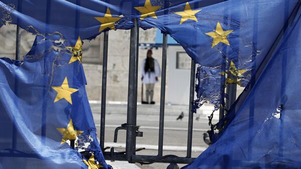 Guarda presidencial grega enquadrada pelos restos de uma bandeira da União Europeia, parcialmente queimada pelos manifestantes em Atenas, 1º de maio de 2013 - Sputnik Brasil