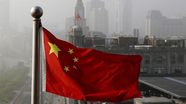 Bandeira da China tremula acima de edifícios de escritórios em Xangai. China, 14 de abril de 2016 - Sputnik Brasil