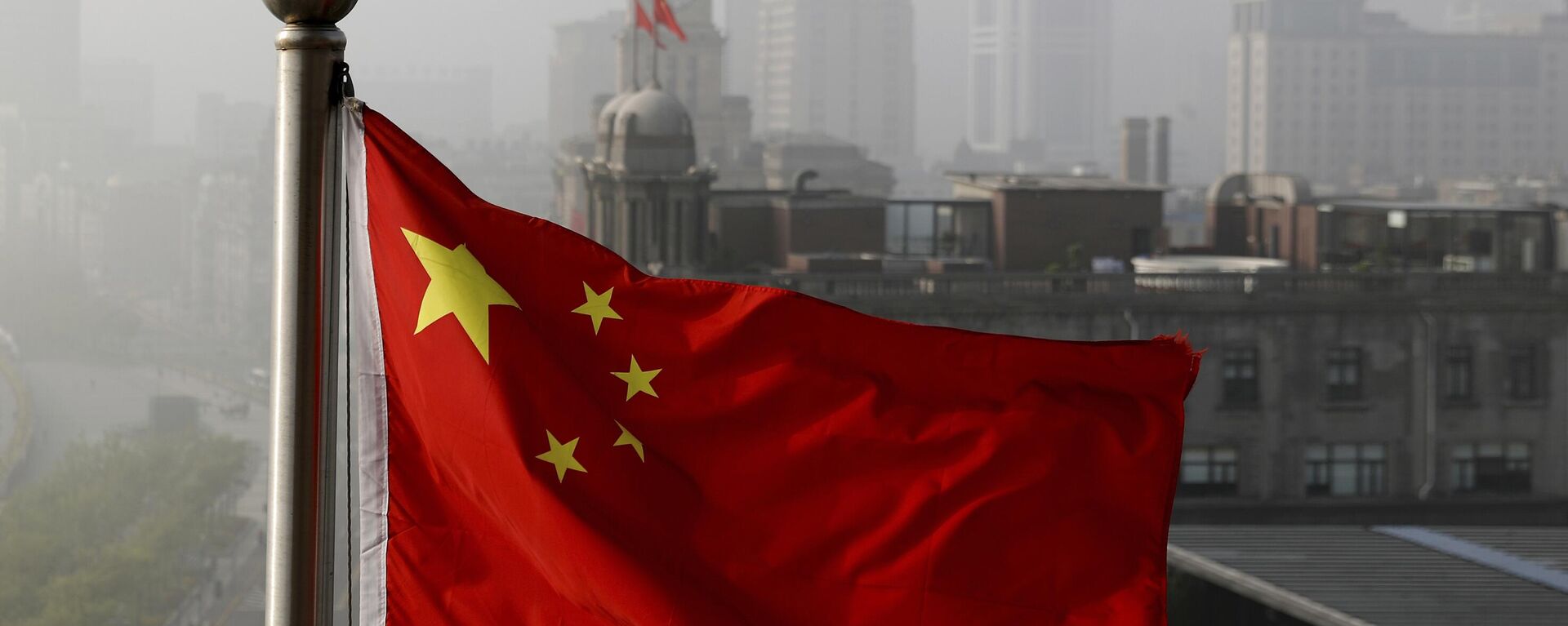 Bandeira da China tremula acima de edifícios de escritórios em Xangai. China, 14 de abril de 2016 - Sputnik Brasil, 1920, 08.04.2024