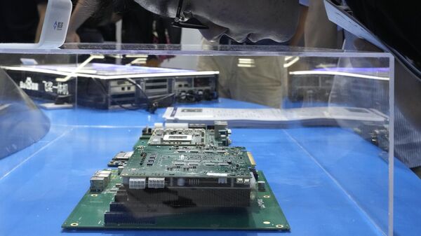 Semicondutor desenvolvido na China é exposto durante conferência de tecnologia em meio às sanções norte-americanas. Shangai, 24 de julho de 2023 - Sputnik Brasil