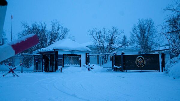 Vista da entrada da colônia penal no povoado de Kharp, no distrito autônomo Yamalo-Nenets localizado a cerca de 1.900 km a nordeste de Moscou - Sputnik Brasil