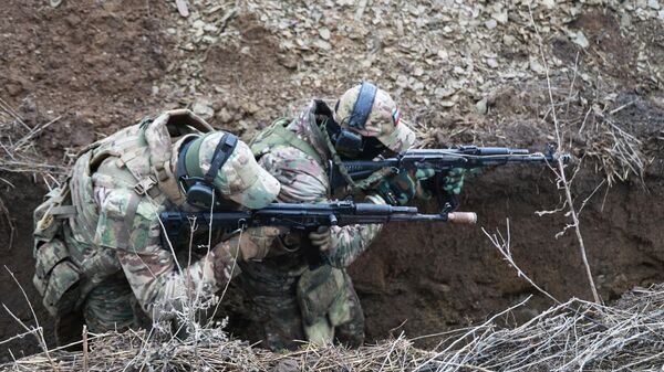 Militares da unidade voluntária Bars-13 passam por exercício de treinamento para a coesão de grupos de ataque em um campo de treinamento na República Popular de Donetsk, foto publicada em 5 de fevereiro de 2024 - Sputnik Brasil