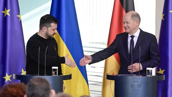 O chanceler alemão Olaf Scholz estende a mão para apertar a mão do presidente da Ucrânia, Vladimir Zelensky após sua conferência de imprensa em Berlim em 16 de fevereiro de 2024 - Sputnik Brasil