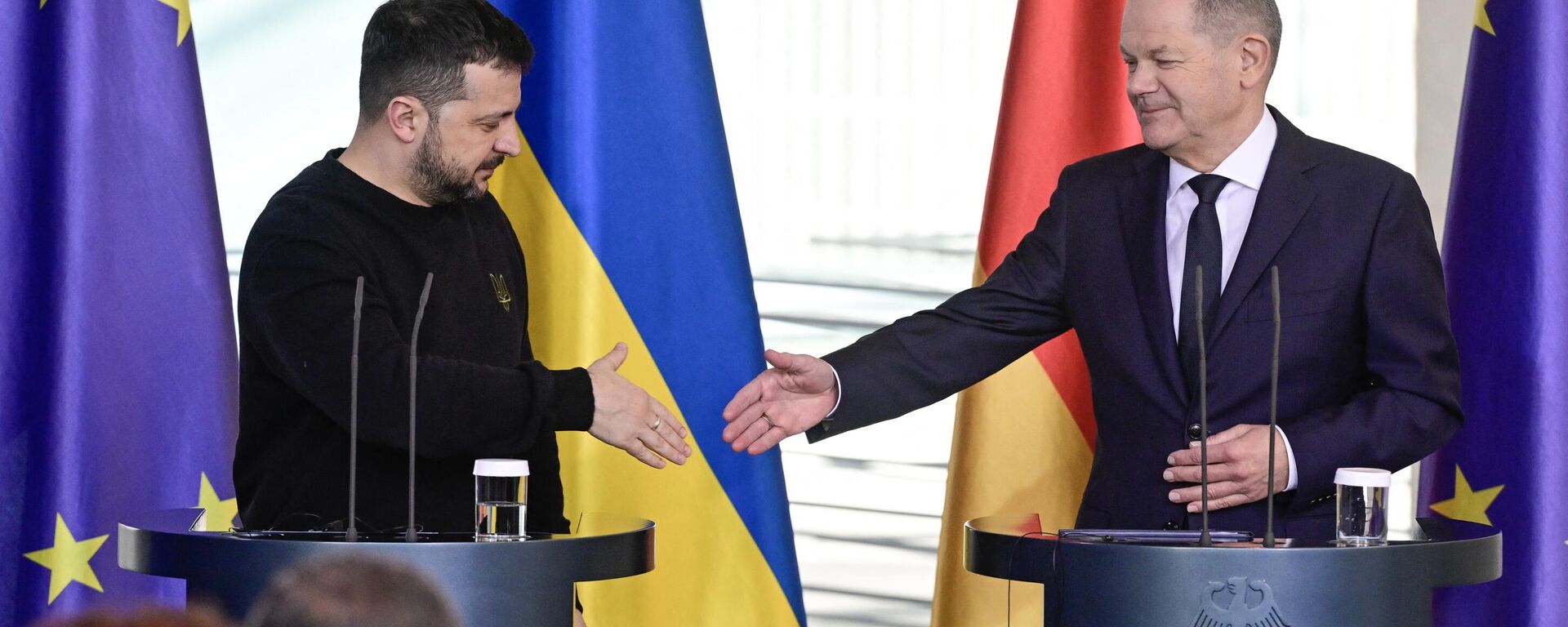 O chanceler alemão Olaf Scholz estende a mão para apertar a mão do presidente da Ucrânia, Vladimir Zelensky após sua conferência de imprensa em Berlim em 16 de fevereiro de 2024 - Sputnik Brasil, 1920, 16.02.2024