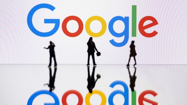 Figuras ao lado de uma tela exibindo o logotipo do Google, uma empresa multinacional de tecnologia dos EUA - Sputnik Brasil