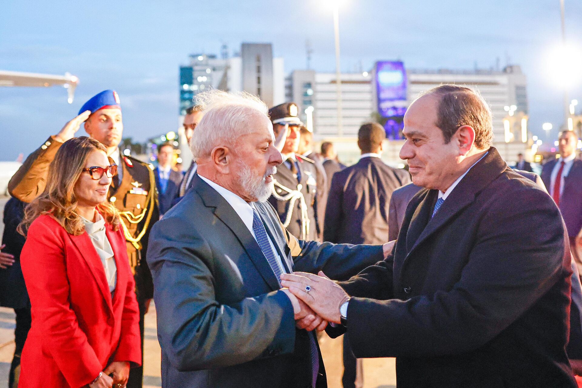 O presidente do Brasil, Luiz Inácio Lula da Silva, e o presidente do Egito, Abdel Fattah al-Sisi, no Cairo, em 14 de fevereiro de 2024 - Sputnik Brasil, 1920, 16.02.2024