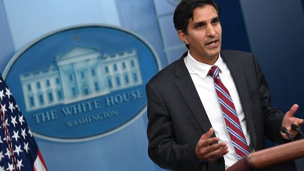 Daleep Singh, vice-conselheiro de Segurança Nacional, fala durante coletiva de imprensa na Casa Branca em Washington. EUA, 24 de fevereiro de 2022 - Sputnik Brasil