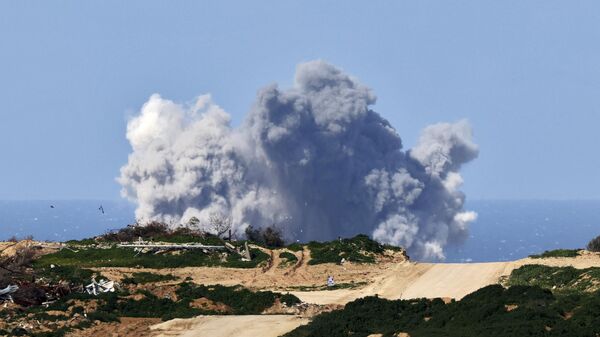 Fumaça subindo após o bombardeio israelense na Faixa de Gaza, no sul de Israel, em 16 de fevereiro de 2024 - Sputnik Brasil