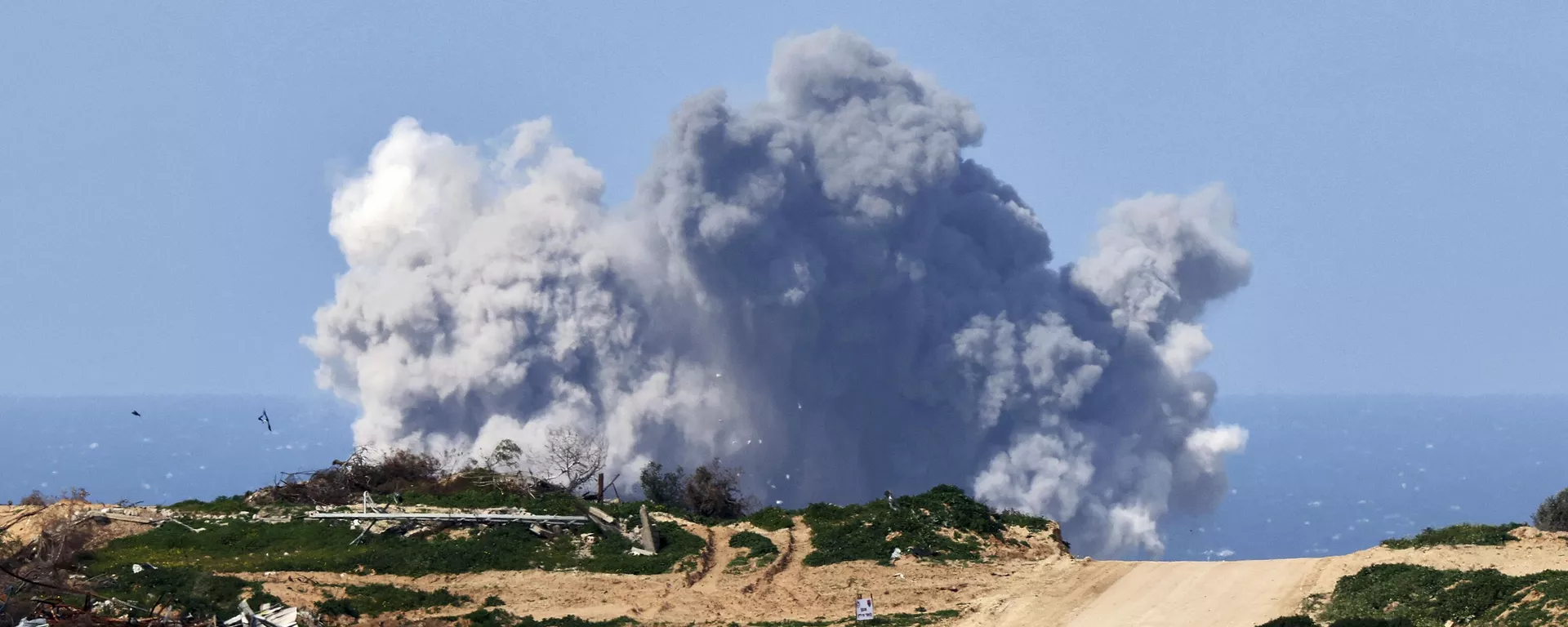 Uma foto tirada de uma posição no sul de Israel em 16 de fevereiro de 2024 mostra fumaça subindo após o bombardeio israelense na Faixa de Gaza - Sputnik Brasil, 1920, 17.02.2024