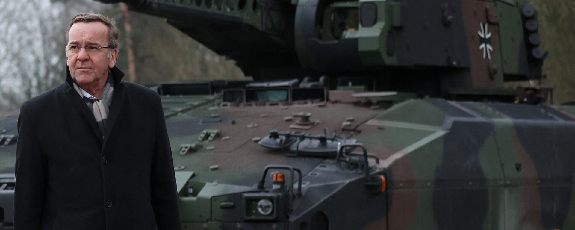 O ministro da Defesa alemão, Boris Pistoriuss, passa por um tanque Puma ao chegar para uma cerimônia de inauguração do futuro local de uma fábrica de material bélico onde o fabricante de armas alemão Rheinmetall planeja iniciar a produção a partir de 2025, em Unterluess, Alemanha, em 12 de fevereiro de 2024 - Sputnik Brasil, 1920, 17.02.2024