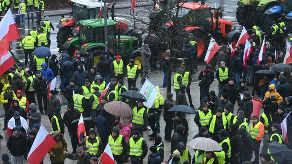 Agricultores junto de escritório governamental durante protesto de agricultores com tratores em todo o país, em Poznan, Polônia, 9 de fevereiro de 2024 - Sputnik Brasil