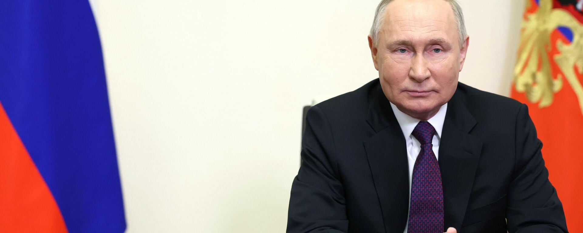 Vladimir Putin, presidente russo, parabeniza a fundação da corporação estatal russa Gazprom por videoconferência em Usovo, Rússia, 17 de fevereiro de 2024 - Sputnik Brasil, 1920, 23.02.2024