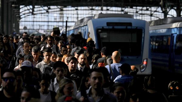 Pessoas caminham dentro da estação ferroviária Constitución, em Buenos Aires, no dia 9 de janeiro de 2024. O Instituto Nacional de Estatística e Censo (Indec) anunciou a taxa de inflação do mês de dezembro, 25,5%, fechando assim o ano de 2023 com uma inflação anual de 211,4%, uma das mais altas do mundo - Sputnik Brasil
