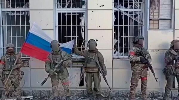 Soldados russos em prédio que era usado pelas Forças Armadas da Ucrânia para armazenar materiais militares. Avdeevka, 18 de fevereiro de 2024 - Sputnik Brasil