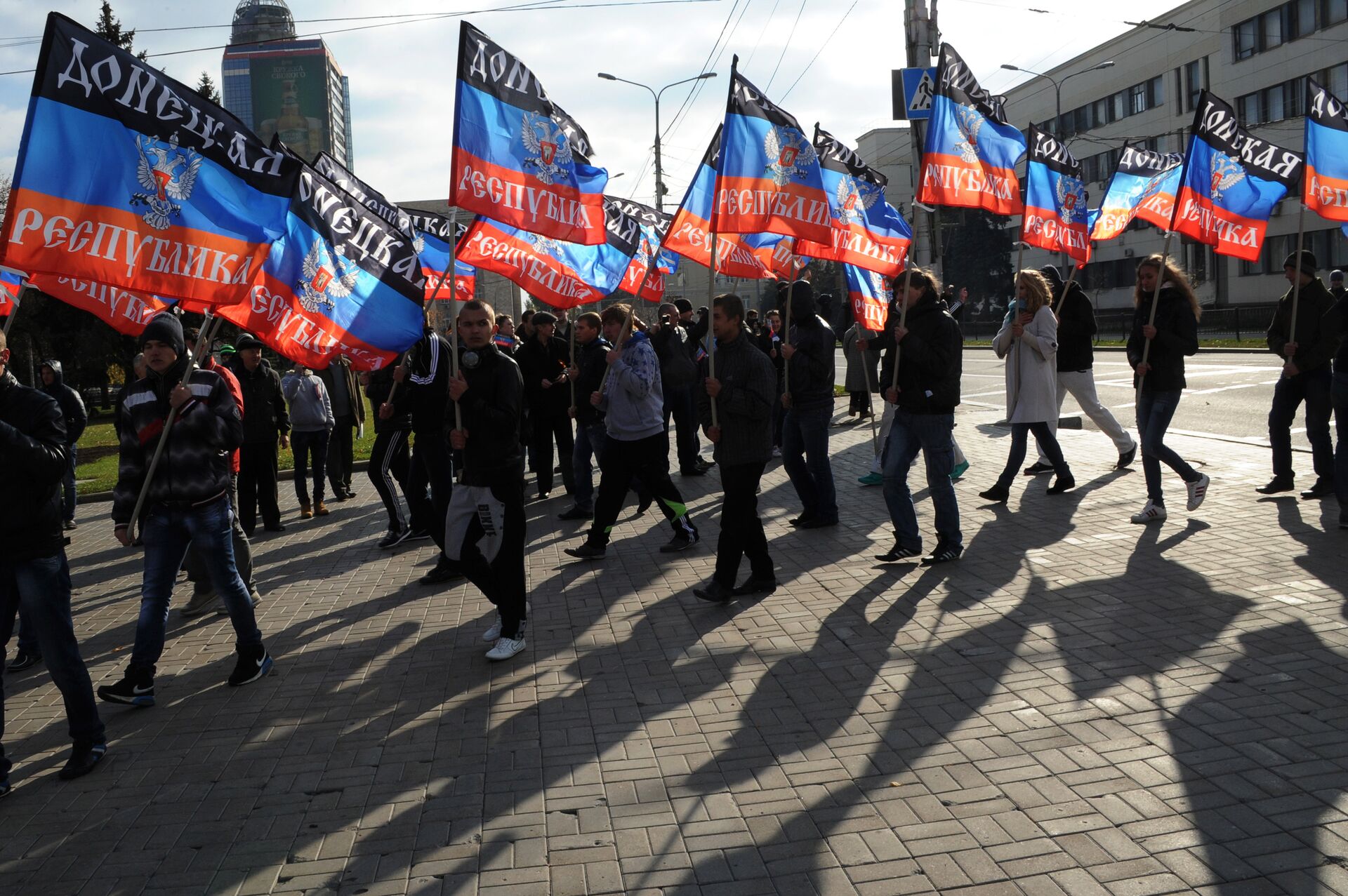Pessoas carregam bandeiras da autoproclamada República Popular de Donetsk (RPD) durante uma cerimônia de apresentação da bandeira da RPD na praça Lenin de Donetsk, em 19 de outubro de 2014 - Sputnik Brasil, 1920, 19.02.2024