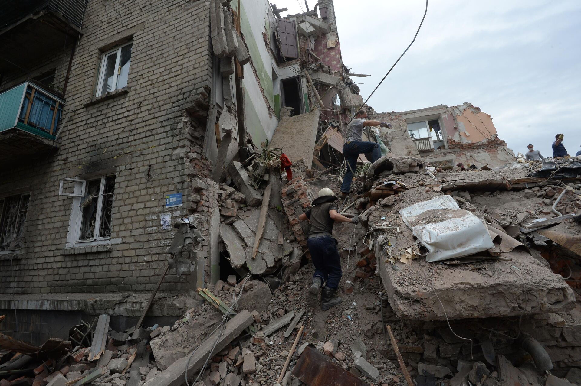 Prédio residencial destruído em um ataque aéreo ucraniano na cidade de Snezhnoe, na República Popular de Donetsk, em julho de 2014 - Sputnik Brasil, 1920, 19.02.2024