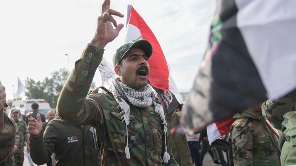 Membros de grupo militante xiita iraquiano participam de funeral dos membros do grupo que foram mortos por ataque aéreo dos EUA. Bagdá, Iraque, 4 de fevereiro de 2024 - Sputnik Brasil